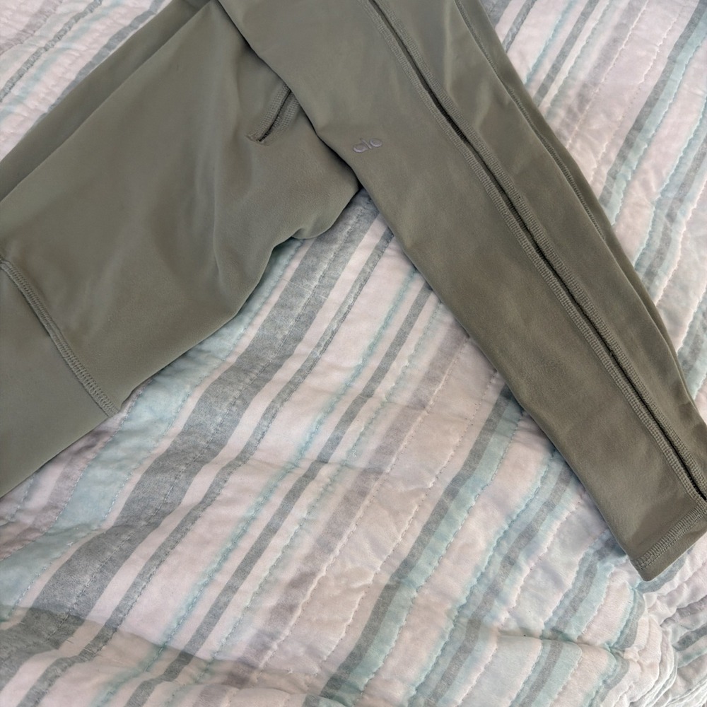 Alo Yoga Airlift Partial Mesh Leggings 7/8 Length in Sage Green size XS EUC